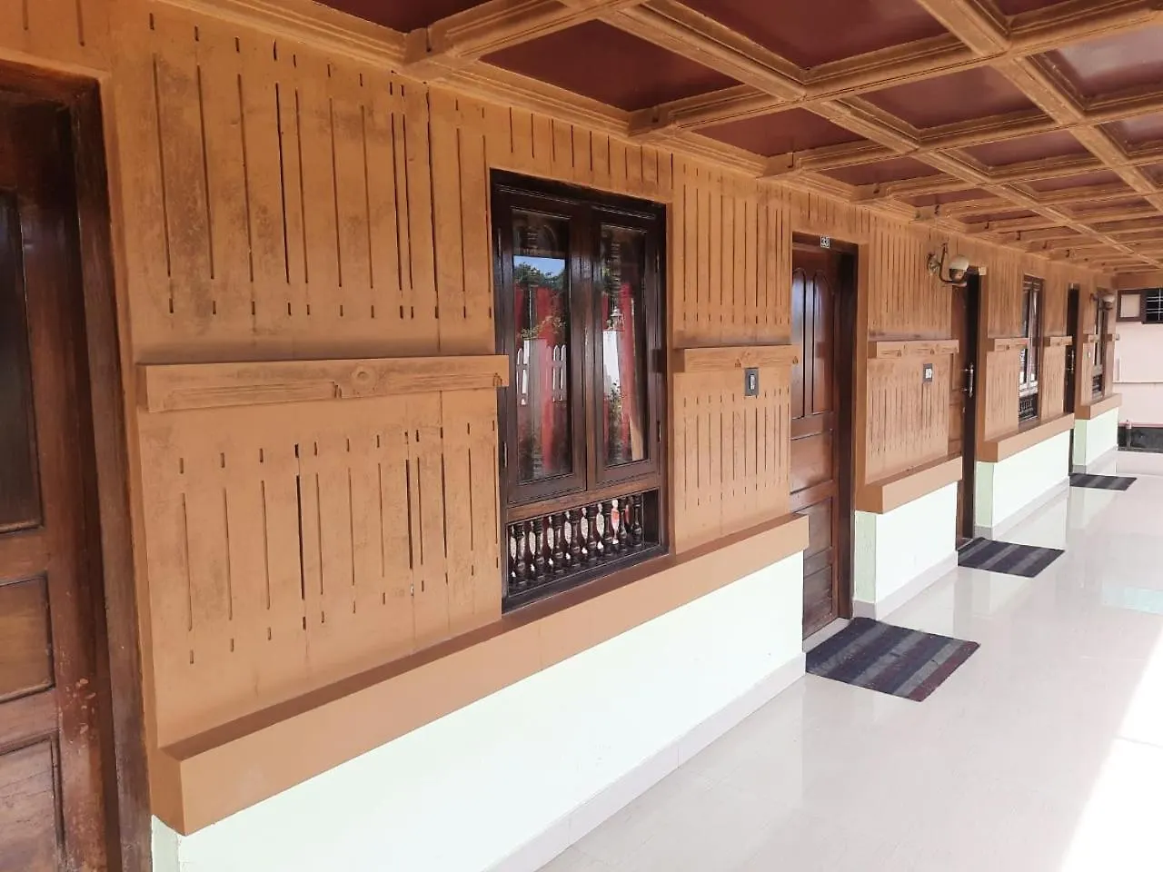 Hotel Cruise 'N Lake Kumarakom India